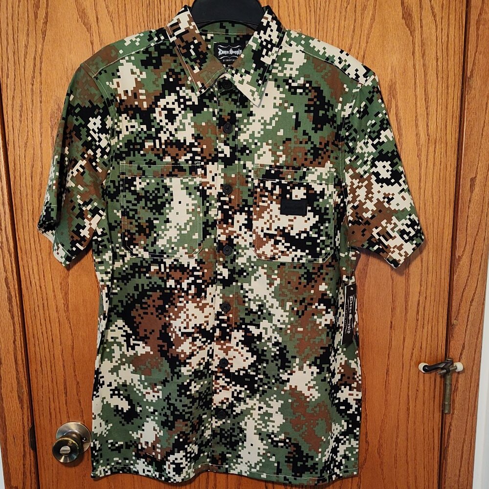 Dogg Supply by Snoop Dogg short sleeve camo print shirt, new with tags, size M